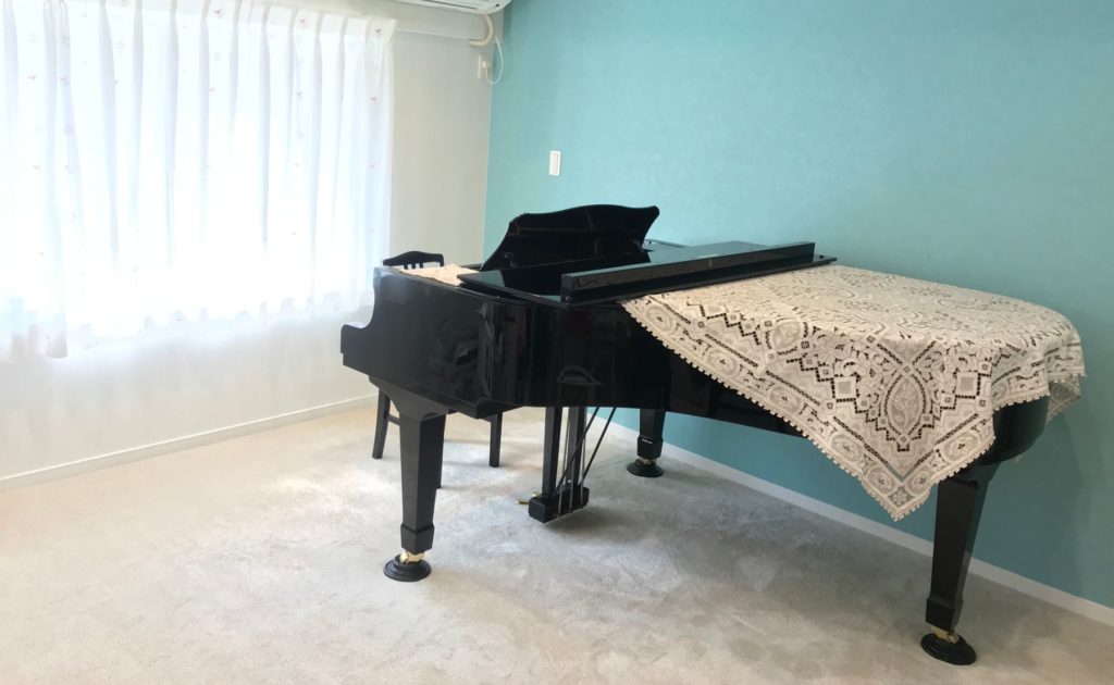 京都市北区のピアノ教室あんぱっそのレッスン室とグランドピアノ
