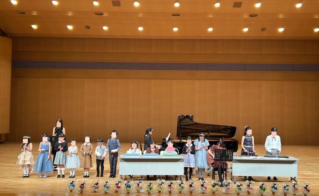 発表会での子どもたちのアンサンブル演奏の様子